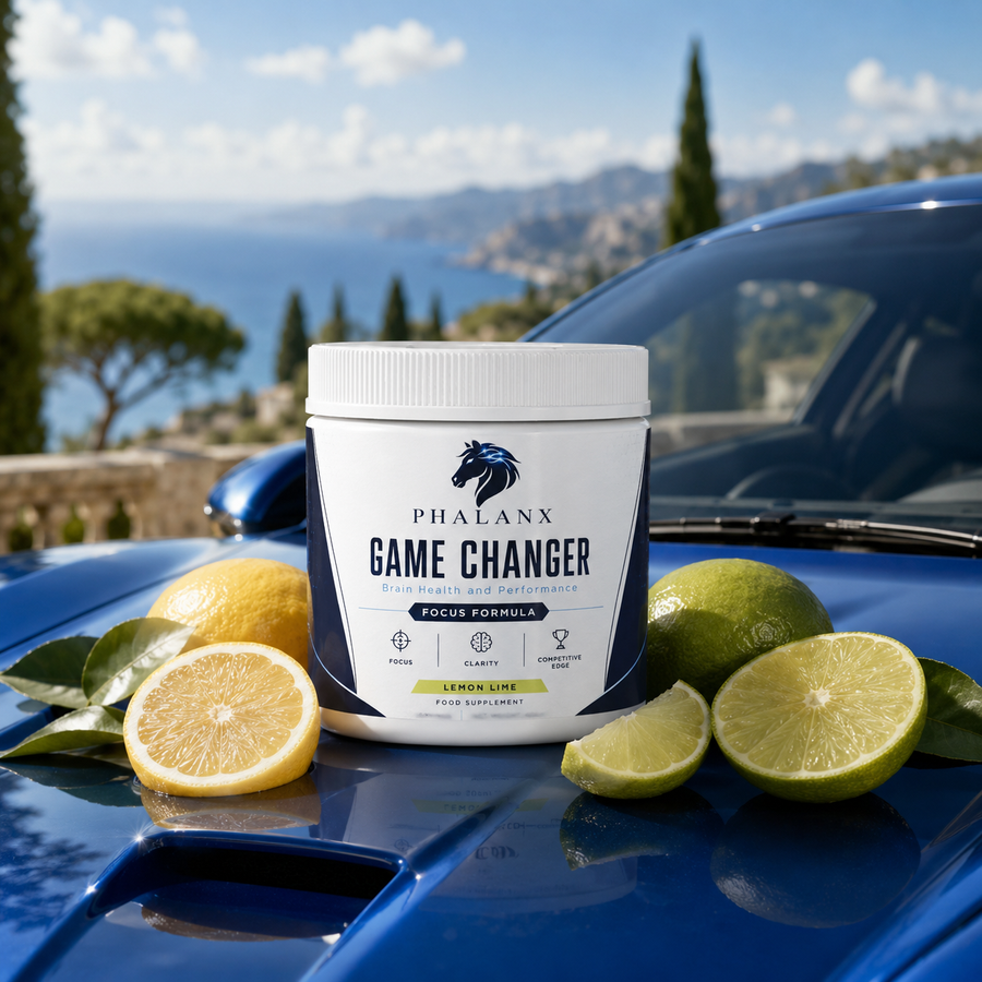 Phalanx Lemon Lime fokusformula med färska citroner och limefrukter på en blå bil.